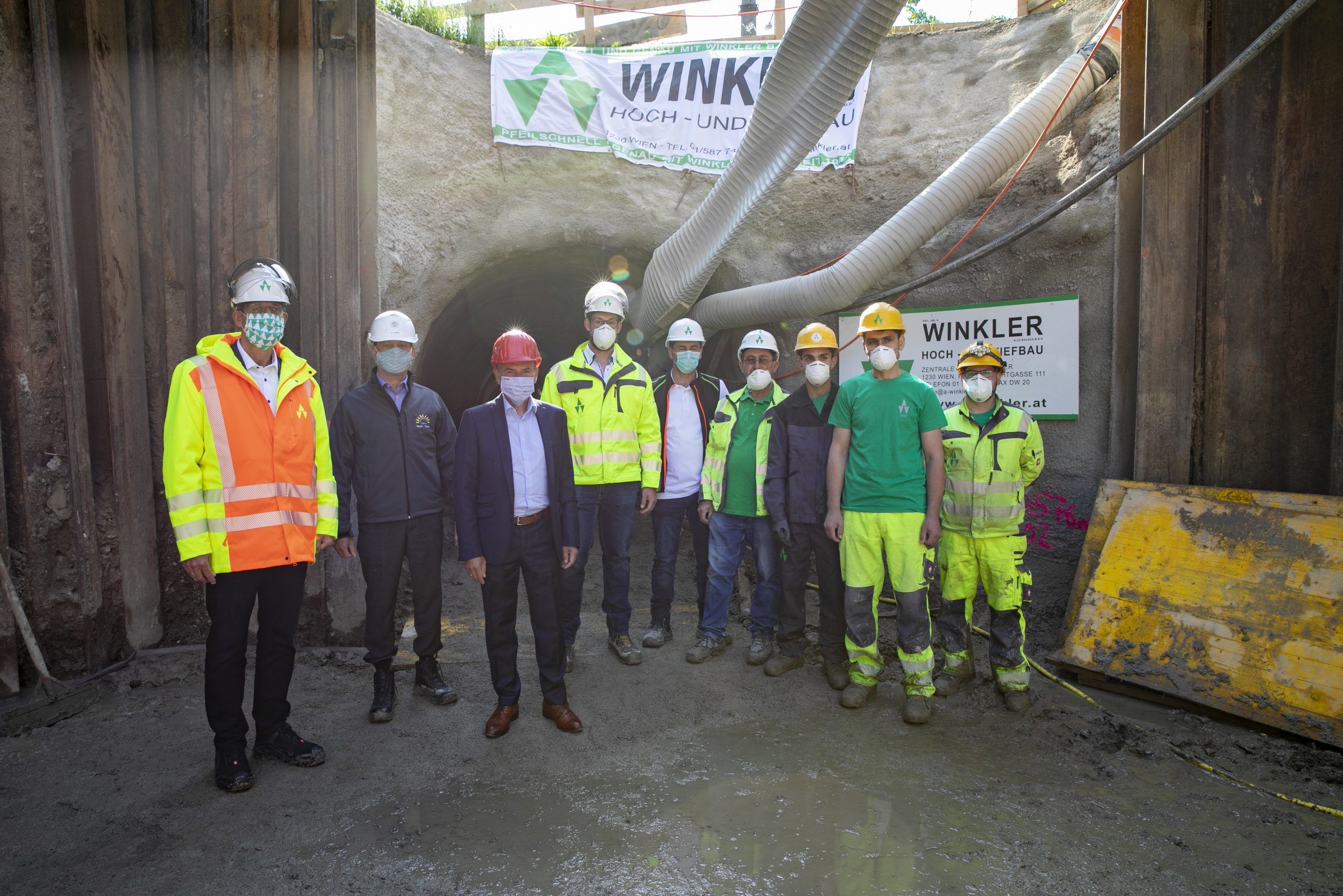 Teamfoto beim Tunneldurchstich