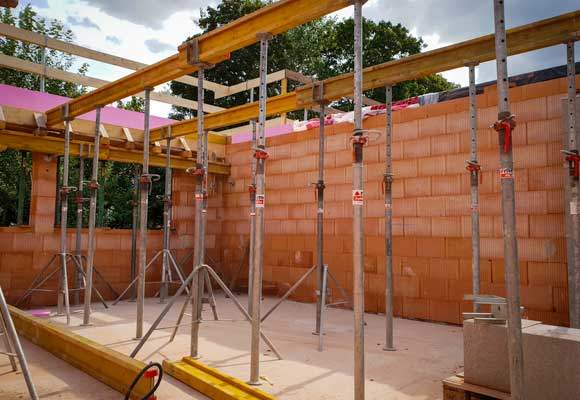 Rohbaufoto mit Unterstellungen