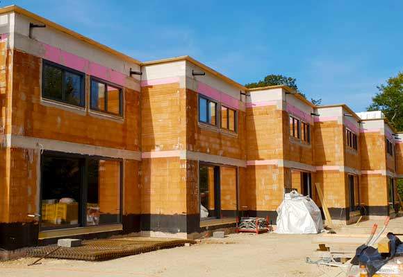 Rohbaufoto von einer Reihenhausanlage